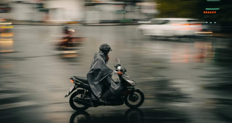 Photo by Pew Nguyen via Pexels - Tips Memilih Jas Hujan Motor Terbaik Agar Tetap Kering & Aman