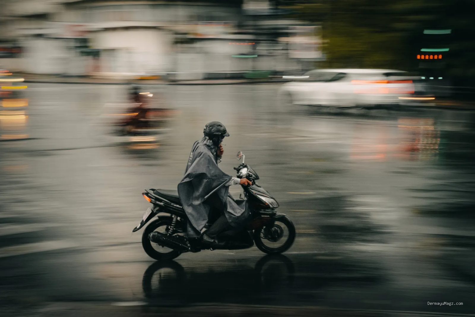 Photo by Pew Nguyen via Pexels - Tips Memilih Jas Hujan Motor Terbaik Agar Tetap Kering & Aman