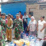 TNI Koramil Lelea Distribusikan Air Bersih di Desa Telagasari