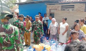 TNI Koramil Lelea Distribusikan Air Bersih di Desa Telagasari