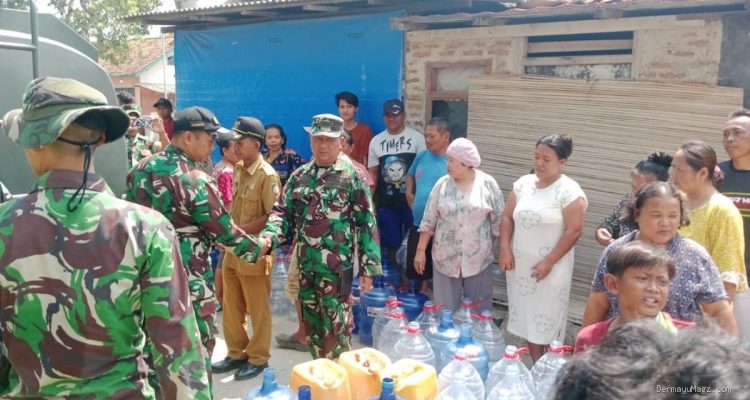 TNI Koramil Lelea Distribusikan Air Bersih di Desa Telagasari