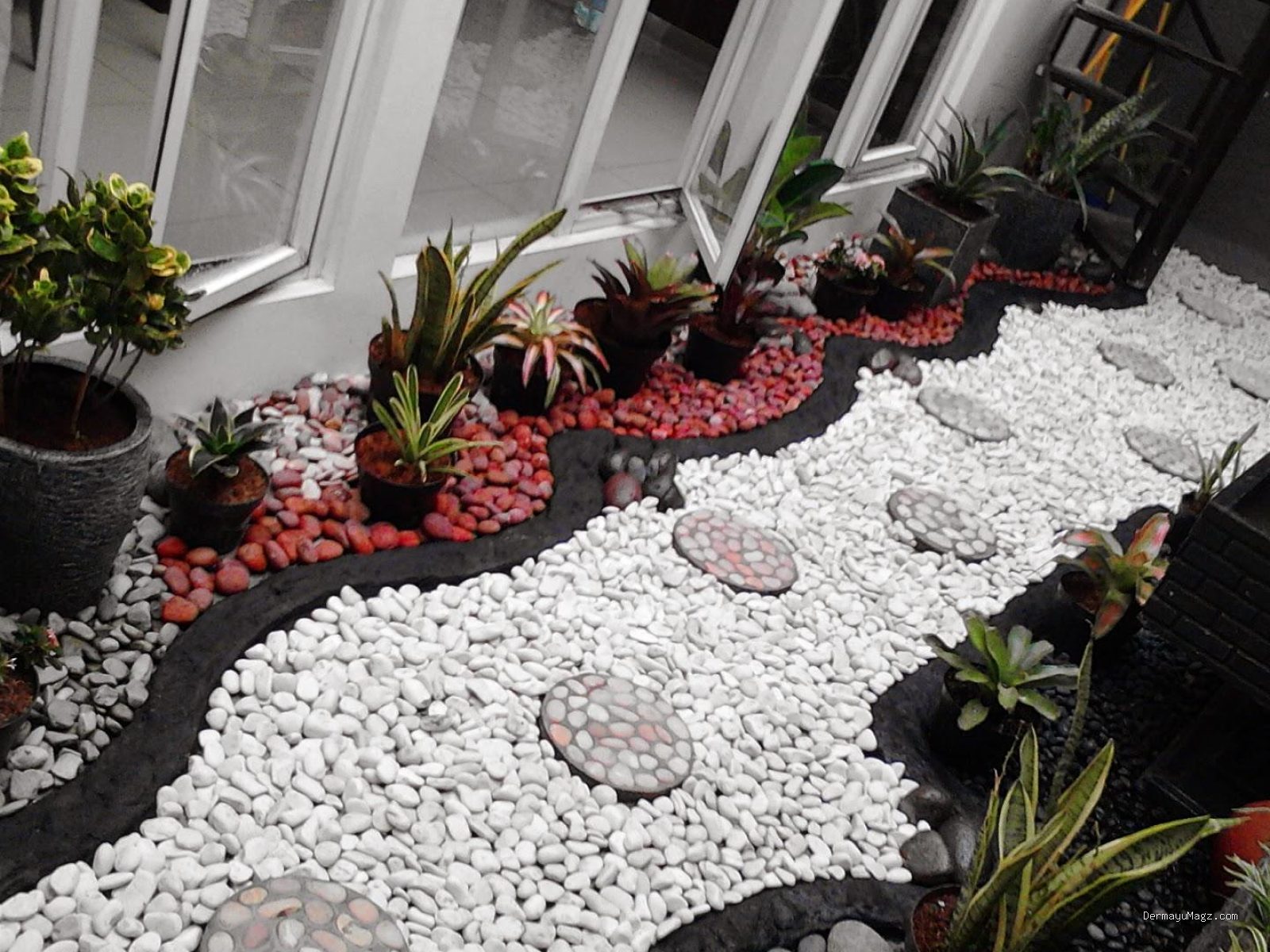Photo by rumahimpianterkini.blogspot.com - 10 Ide Desain Taman Kering Minimalis dengan Dekorasi Bebatuan