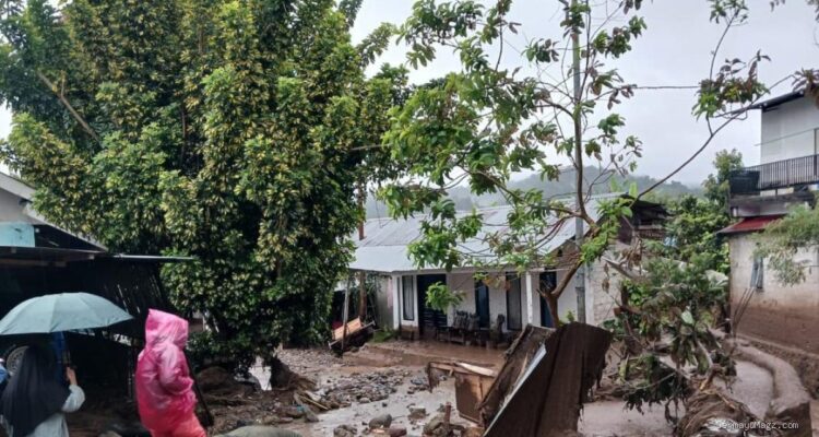Banjir Bandang Solok: 2 Warga Hilang dan Akses Jembatan Putus