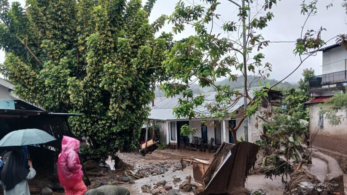 Banjir Bandang Solok: 2 Warga Hilang dan Akses Jembatan Putus