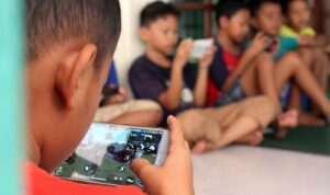 Photo by lendoot.com - Cara Efektif Mengurangi Durasi Anak Bermain HP Setiap Hari
