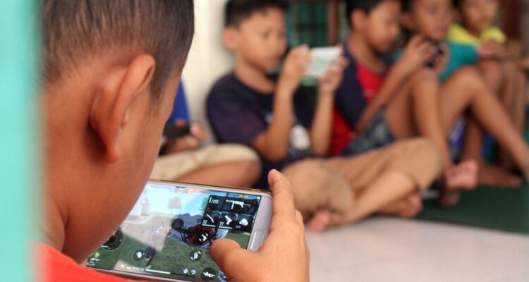 Photo by lendoot.com - Cara Efektif Mengurangi Durasi Anak Bermain HP Setiap Hari