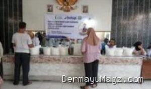 Indramayu Penyaluran Bansos Beras Bulog di Sukajati, 1.600 KPM Terima Bantuan 30 Kilogram Sekaligus