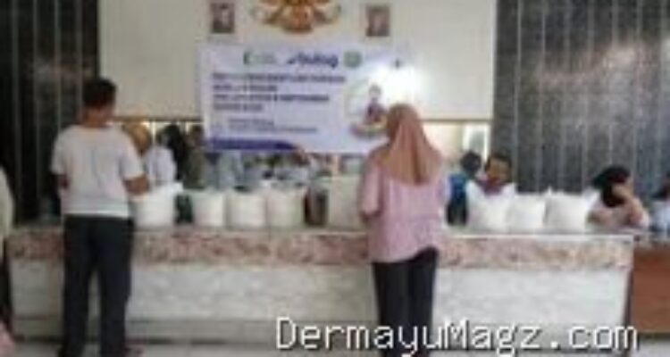 Indramayu Penyaluran Bansos Beras Bulog di Sukajati, 1.600 KPM Terima Bantuan 30 Kilogram Sekaligus