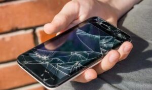 Photo by shopping.tribunnews.com - Langkah Mengatasi Layar HP Retak Sebelum Membawa ke Tempat Servis