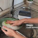 Photo by istockphoto.com - Panduan Efektif Membersihkan Piring Berminyak Sampai Kesat