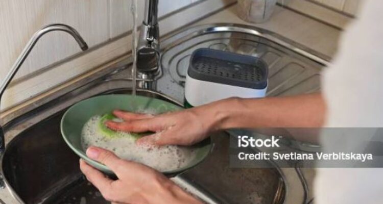 Photo by istockphoto.com - Panduan Efektif Membersihkan Piring Berminyak Sampai Kesat