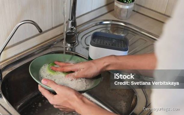 Photo by istockphoto.com - Panduan Efektif Membersihkan Piring Berminyak Sampai Kesat