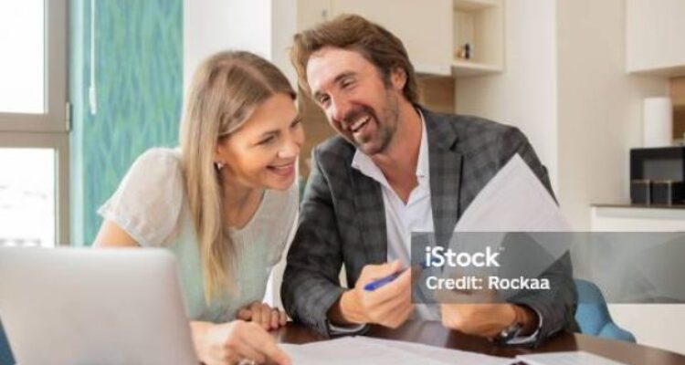 Photo by istockphoto.com - Panduan Mengatur Keuangan Rumah Tangga bagi Pasangan Baru Menikah