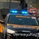 Polres Indramayu Bersihkan Debu Vulkanik dengan Water Cannon