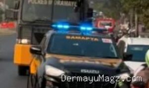 Polres Indramayu Bersihkan Debu Vulkanik dengan Water Cannon