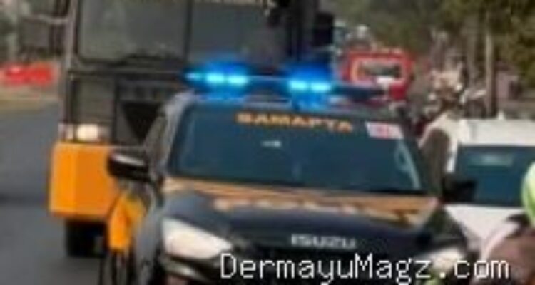 Polres Indramayu Bersihkan Debu Vulkanik dengan Water Cannon