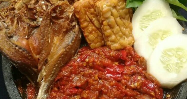 Photo by pinresep.github.io - Racikan Sambal Terasi Bakar Pesisir Teman Makan Ikan Bakar Kipas