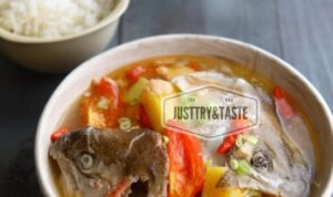 Photo by justtryandtaste.com - Rahasia Sup Kepala Ikan Salmon Kuah Jahe Bening Penambah Stamina Tubuh