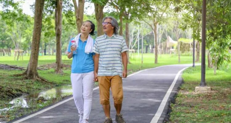 Photo by hellosehat.com - Strategi Jalan Kaki Setiap Hari agar Tetap Konsisten dan Menyenangkan