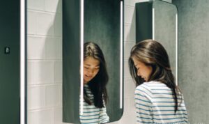 teknik-foto-mirror-selfie-agar-hasil-lebih-estetik-dan-menarik-50195 Photo by istockphoto.com - Teknik Foto Mirror Selfie Agar Hasil Lebih Estetik dan Menarik