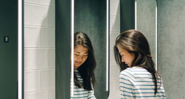 Photo by istockphoto.com - Teknik Foto Mirror Selfie Agar Hasil Lebih Estetik dan Menarik