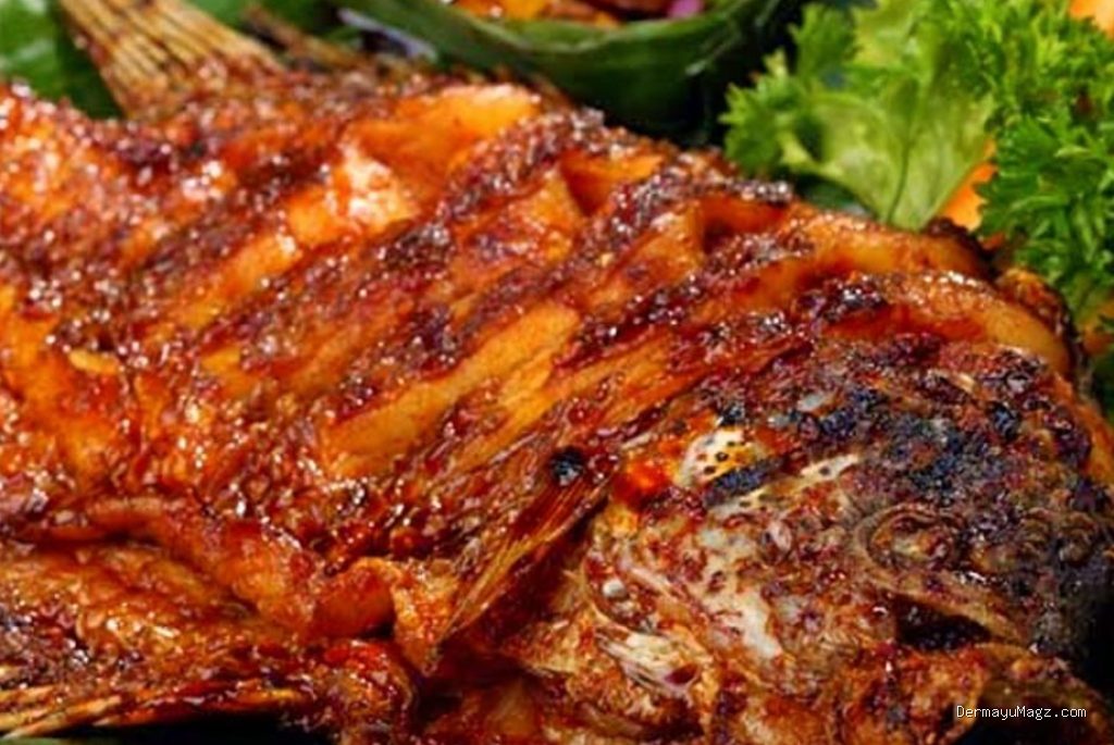 Trik Mengoles Bumbu Bakaran Berkali-kali Supaya Permukaan Ikan Gak Gosong Pahit
