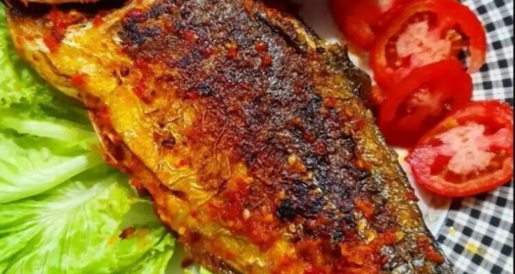 Photo by liputan6.com - Trik Mengoles Bumbu Bakaran Berkali-kali Supaya Permukaan Ikan Gak Gosong Pahit