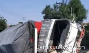 Truk Bermuatan Terguling di Jalan Raya Losarang Indramayu Hari Ini