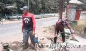 warga-gabuswetan-mandiri-perbaiki-jalan-dan-jembatan-rusak-di-indramayu-60283 Warga Gabuswetan Mandiri Perbaiki Jalan dan Jembatan Rusak di Indramayu