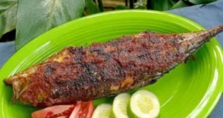 Photo by yummy.co.id - Cara Membakar Ikan Pakai Tempurung Kelapa Tua Biar Asapnya Beraroma Harum