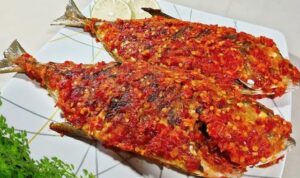 resep-ikan-kuwe-bakar-bumbu-rica-rica-merah-pedas-nendang-98753 Photo by dapurbunda.id - Resep Ikan Kuwe Bakar Bumbu Rica-Rica Merah Pedas Nendang