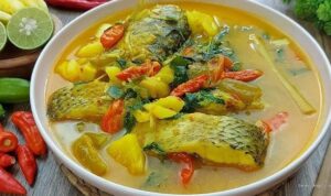 Photo by liputan6.com - Resep Pindang Ikan Mas Duri Lunak Tulang Rapuh Bumbu Kuning Meresap