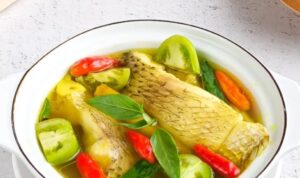 Photo by resepmamiku.com - Resep Sup Ikan Gurame Asam Pedas Kuah Segar Bumbu Iris Praktis