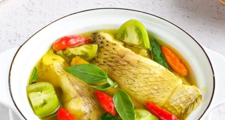 Photo by resepmamiku.com - Resep Sup Ikan Gurame Asam Pedas Kuah Segar Bumbu Iris Praktis
