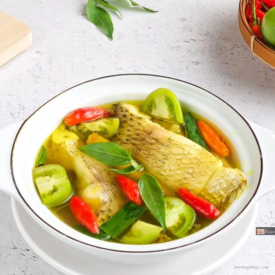 Photo by resepmamiku.com - Resep Sup Ikan Gurame Asam Pedas Kuah Segar Bumbu Iris Praktis