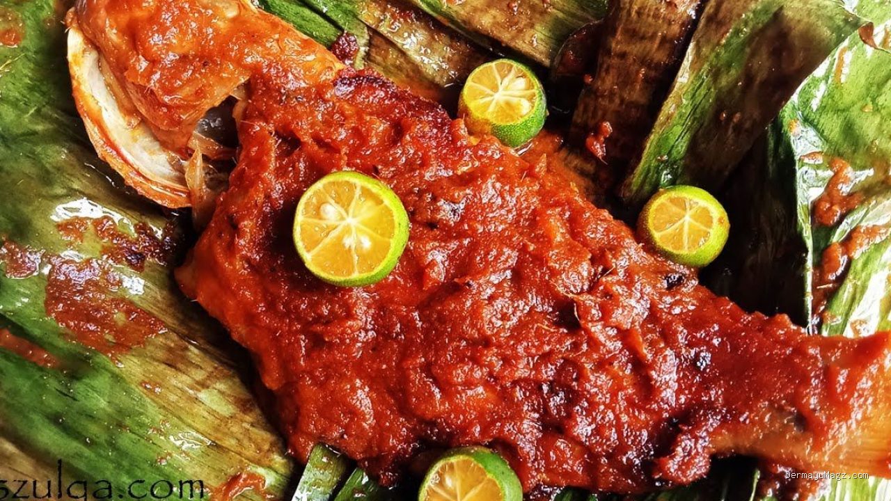 Trik Membakar Ikan di Atas Daun Pisang Supaya Wangi Minyak Alaminya Menguar