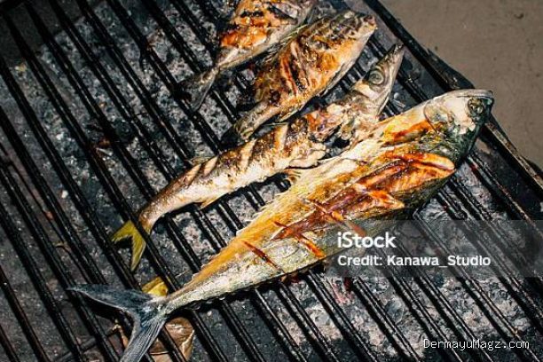 Trik Membalikkan Ikan di Panggangan Biar Kulitnya Gak Terkelupas Rusak