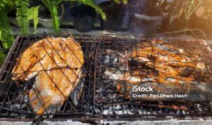 Photo by istockphoto.com - Trik Membalikkan Ikan di Panggangan Biar Kulitnya Gak Terkelupas Rusak