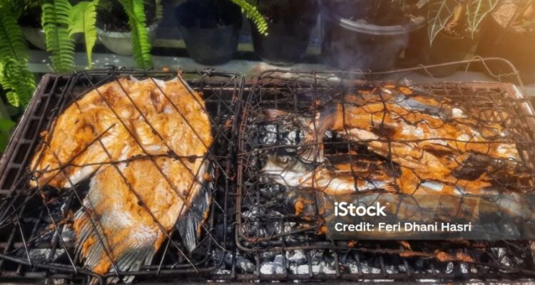 Photo by istockphoto.com - Trik Membalikkan Ikan di Panggangan Biar Kulitnya Gak Terkelupas Rusak