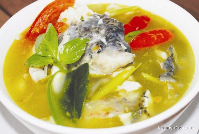 Trik Membuat Kuah Sup Ikan Tetap Jernih Mengkilap Tanpa Minyak Berlebih