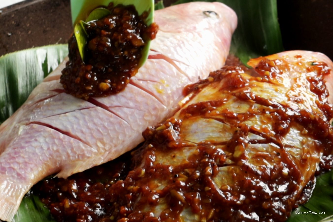 Trik Menambahkan Jeruk Limau ke Bumbu Oles Sesaat Sebelum Ikan Matang