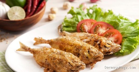 Trik Menggoreng Ikan Pindang Balado Biar Minyak Gak Meletup-Letup Kena Tangan
