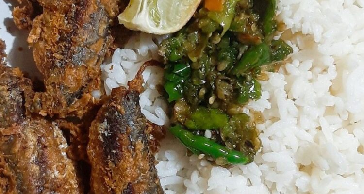 Photo by pinterest.com - Trik Menggoreng Ikan Pindang Balado Biar Minyak Gak Meletup-Letup Kena Tangan